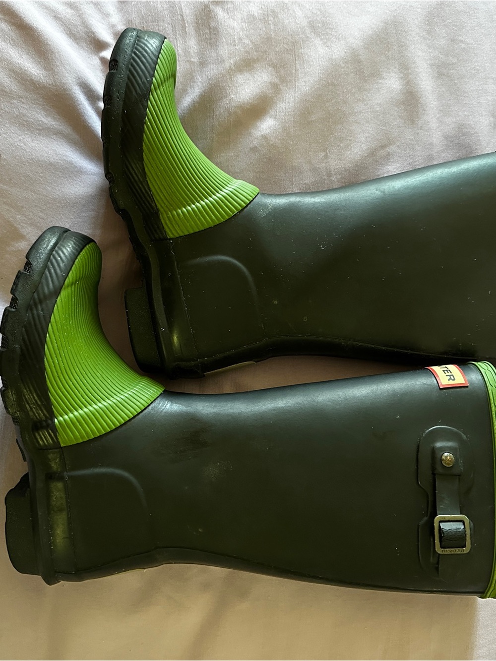 Hunter kids Dark Grey and Bright Green Waterproof Wellie Boots. Size big kid 1/2